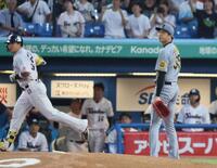 　４回、村上（左）に本塁打を許した才木（撮影・石井剣太郎）