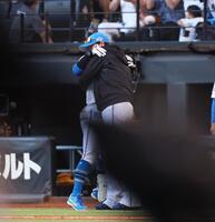 　サヨナラ打を放った奈良間と抱き合う新庄監督（撮影・中島達哉）