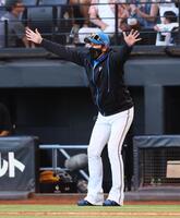 サヨナラ打を放った日本ハム・奈良間大己を満面の笑顔で迎える日本ハム・新庄剛志監督＝エスコンフィールド北海道（撮影・中島達哉）