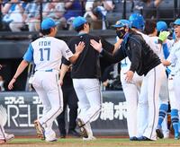 　伊藤（１７）を迎える新庄監督（右）＝撮影・中島達哉