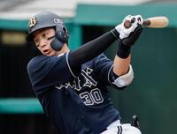 　２回、広岡が三塁への適時内野安打を放つ