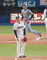 　６回、才木（奥）に押し出しの四球を与えた奥川（撮影・伊藤笙子）