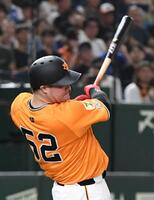 　５回、リチャードは左中間に８号ソロを放つ（撮影・佐藤厚）