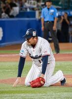 　６回、才木に押し出し四球を与え、膝をつく奥川