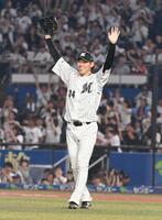 　８回、ネビンの左飛で一走・高松が戻れずダブルプレーとなり手をあげる高野（撮影・持木克友）