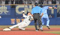 　７回、高部の二盗セーフの判定を巡り、西武がリクエスト。リプレー検証後に判定が覆る（撮影・持木克友）