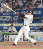 　８回、二塁への適時内野安打を放つ藤岡（撮影・持木克友）