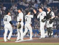 　９回１イニングをピシャリと抑え、ナインとタッチを交わす横山（左から４人目）＝撮影・持木克友