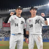 　ガッツポーズを決める小島（左）と高部（撮影・持木克友）