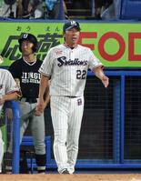 　７回、選手の交代を告げる高津監督（撮影・石井剣太郎）