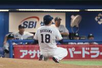 　６回、才木に押し出し四球を与え、膝をつく奥川（撮影・石井剣太郎）