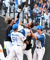 　１０回、サヨナラ打の奈良間（中央奥）に駆け寄る日本ハムナイン