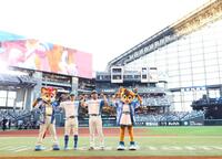 　今季無敗のルーフオープンゲームでサヨナラ勝利をあげ、ガッツポーズをする奈良間（左）と伊藤（撮影・中島達哉）