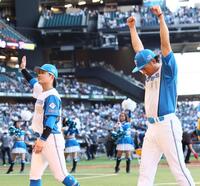 　スタンドのファンの歓声に応える奈良間（左）と伊藤（撮影・中島達哉）