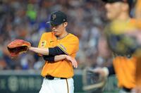 　５回表終了、ベンチに戻る赤星