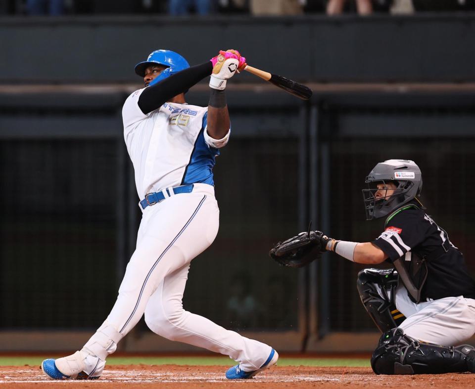 　７回、ソロを放つレイエス（撮影・中島達哉）