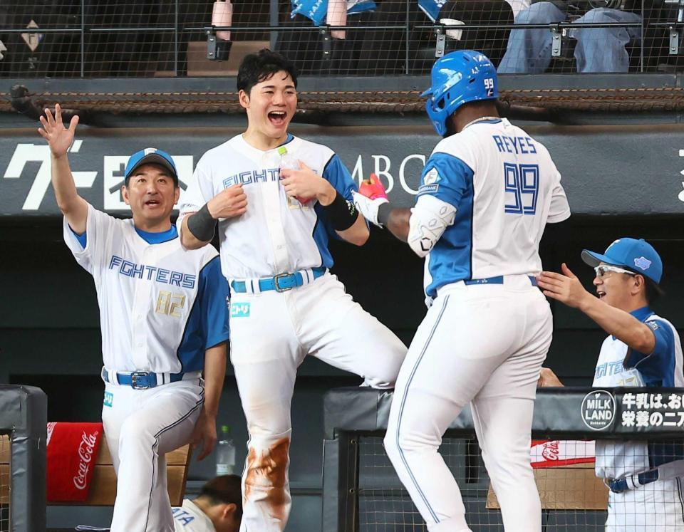 　７回、ソロを放ったレイエス（９９）をゴリラパフォーマンスで迎える清宮幸