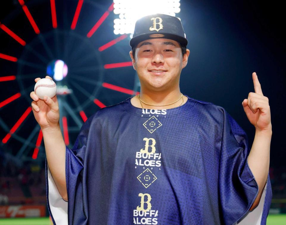 　プロ初勝利を挙げ、ポーズをとる川瀬