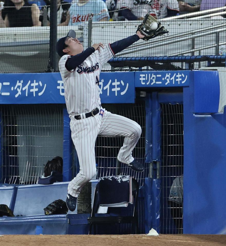 　１２回、森下の打球を好捕する太田（撮影・田中太一）