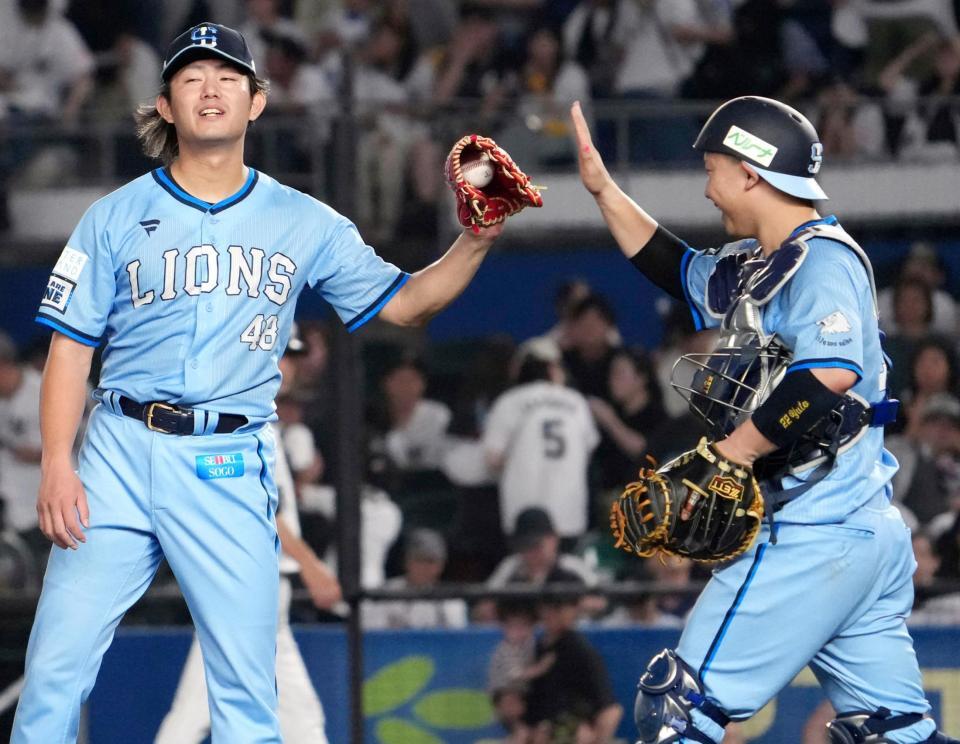 　ロッテに完封勝利し捕手古賀悠とタッチを交わす今井