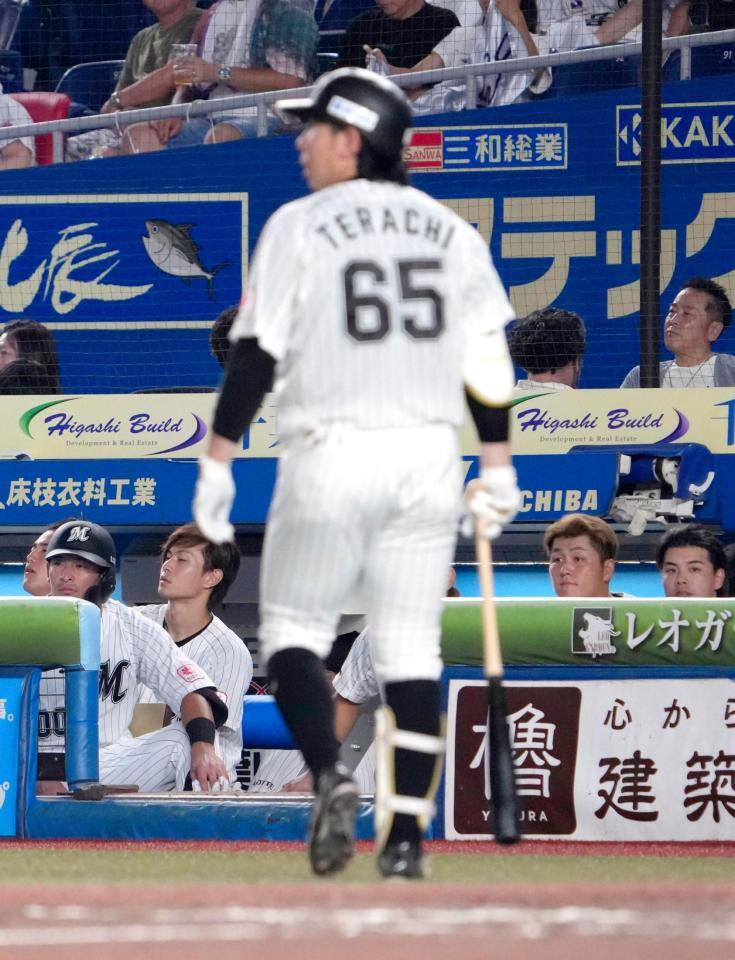 　９回、代打寺地（65）が空振り三振に倒れ試合終了。沈むロッテベンチ