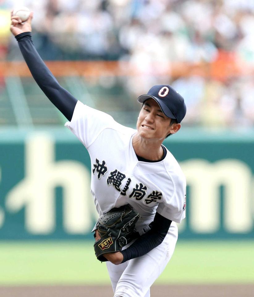 　８回途中まで力投する新垣（撮影・中田匡峻）