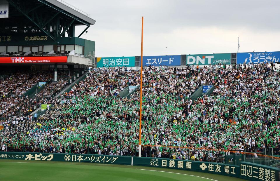 　２回、同点に追いつき盛り上がる沖縄尚学の応援団（撮影・山口登）