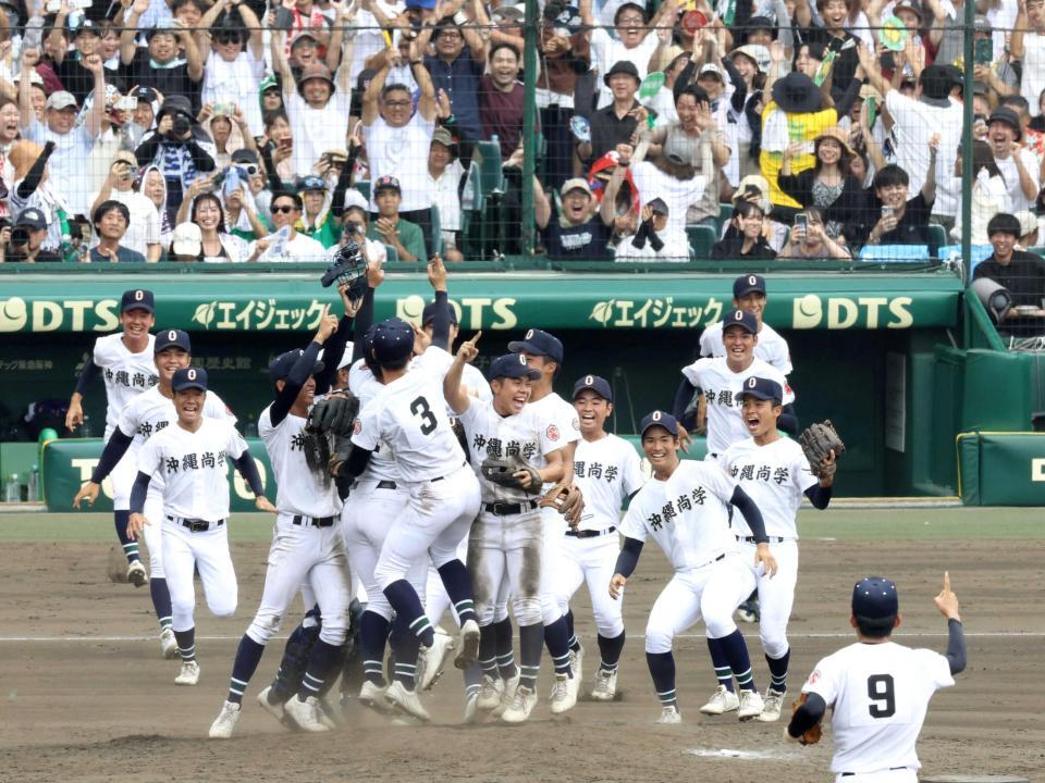 　優勝を決め、歓喜する沖縄尚学ナイン（撮影・中田匡峻）