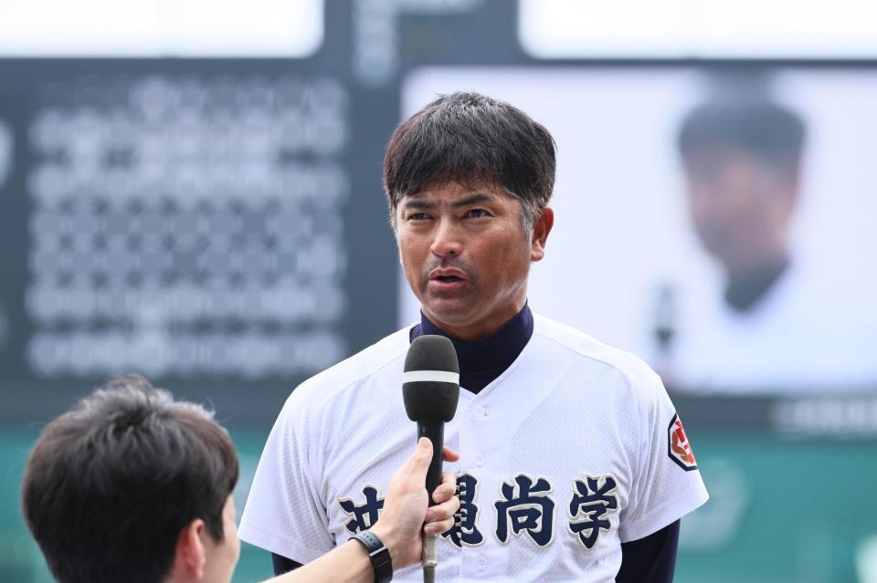 インタビューに答える沖縄尚学の比嘉公也監督＝田辺拓也撮影