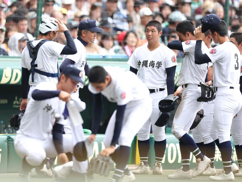 　３回、攻撃前、ナインに話す沖縄尚学・比嘉公也監督（左から２人目）＝撮影・中田匡峻