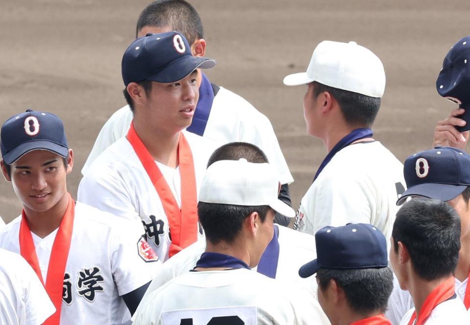 　日大三・田中諒（右）と言葉を交わす沖縄尚学・末吉良丞＝２３日