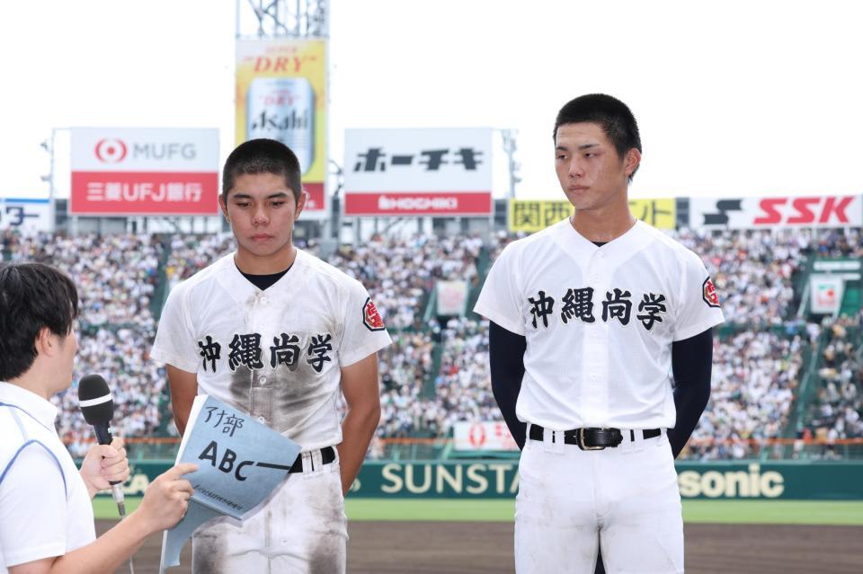 　インタビューに答える沖縄尚学の真喜志拓斗主将（左）と宜野座恵夢＝２３日