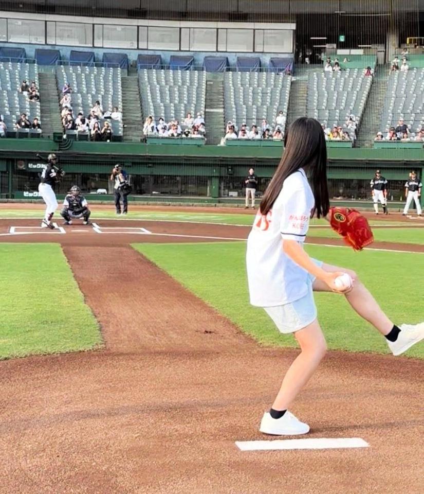 　始球式を行ったＫＯＢｅｒｒｉｅＳ♪の森島みなみ