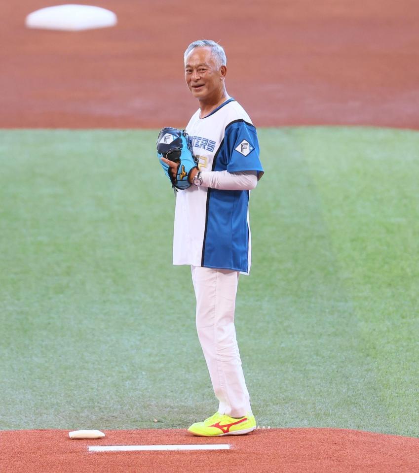 　ファーストピッチセレモニーに登場したジョニー・トー氏（撮影・中島達哉）