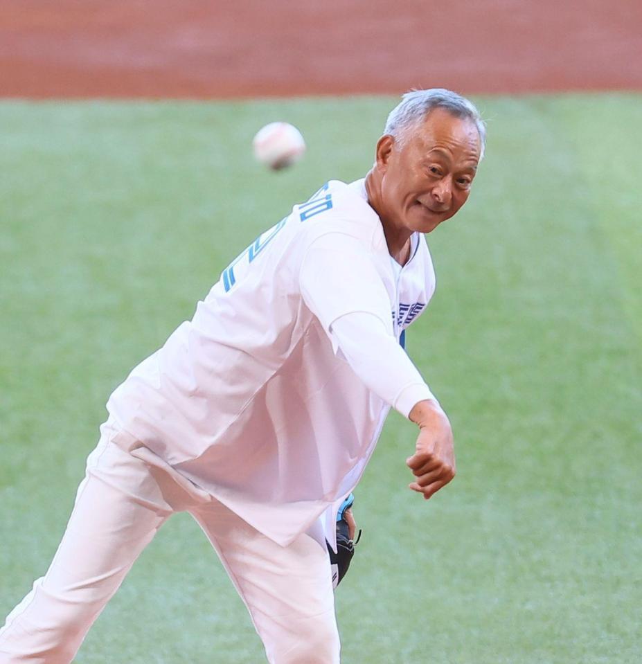 　ファーストピッチセレモニーで投球するジョニー・トー氏（撮影・中島達哉）