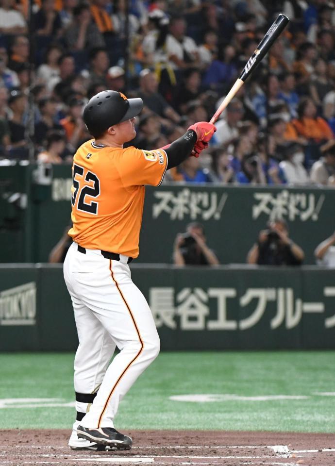 　５回、リチャードは左中間に８号ソロを放つ（撮影・佐藤厚）