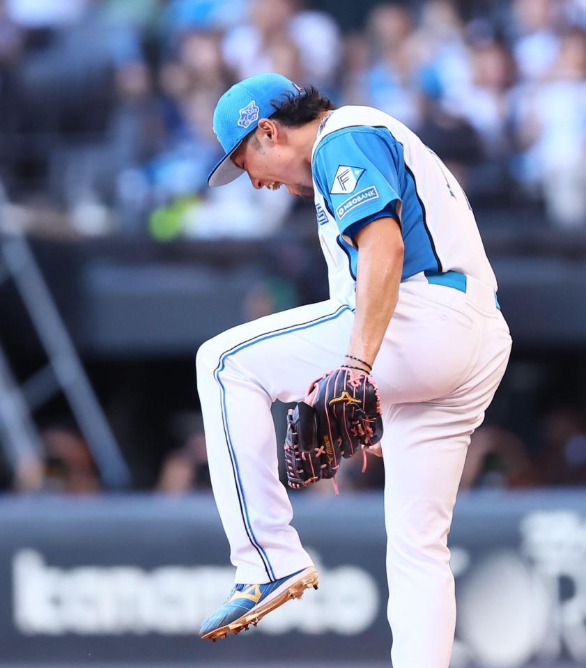 　７回、海野を三振に仕留め、雄たけびを上げる伊藤（撮影・中島達哉）