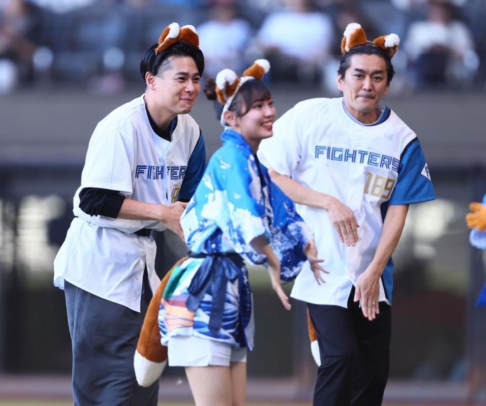 　ファイターズガールときつねダンスを踊る平成ノブシコブシ（撮影・中島達哉）