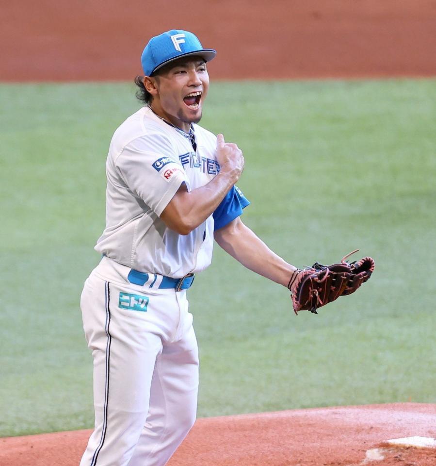 　１回、中村を三振に仕留め、雄たけびを上げる伊藤（撮影・中島達哉）