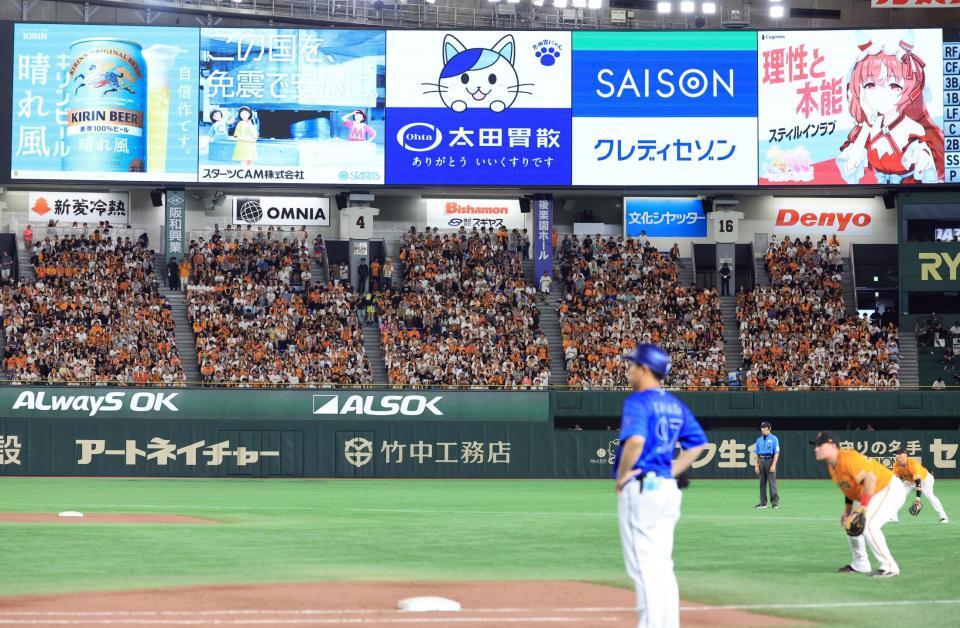 　５回、リチャードの本塁打が直撃した「太田胃散」の広告看板（上中央）