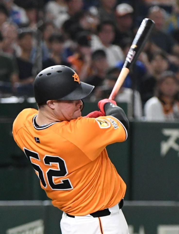 　５回、リチャードは左中間に８号ソロを放つ（撮影・佐藤厚）