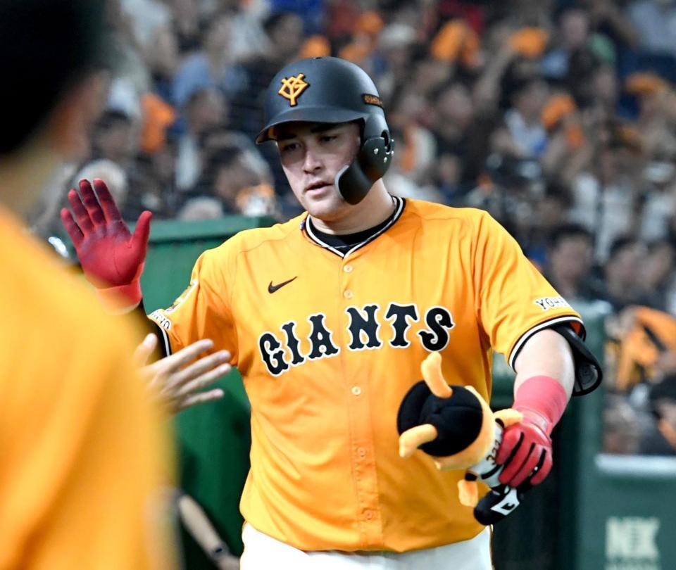 　５回、リチャードは左中間に８号ソロを放ち、ナインに迎えられる（撮影・佐藤厚）