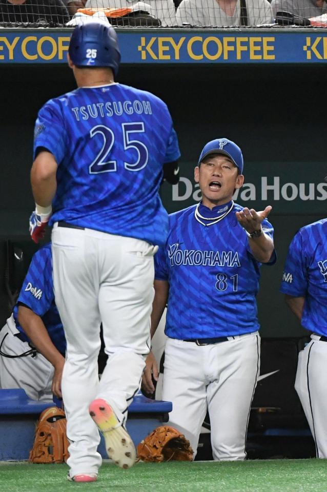 　４回、８号ソロを放った筒香（左）を迎える三浦監督（撮影・佐藤厚）