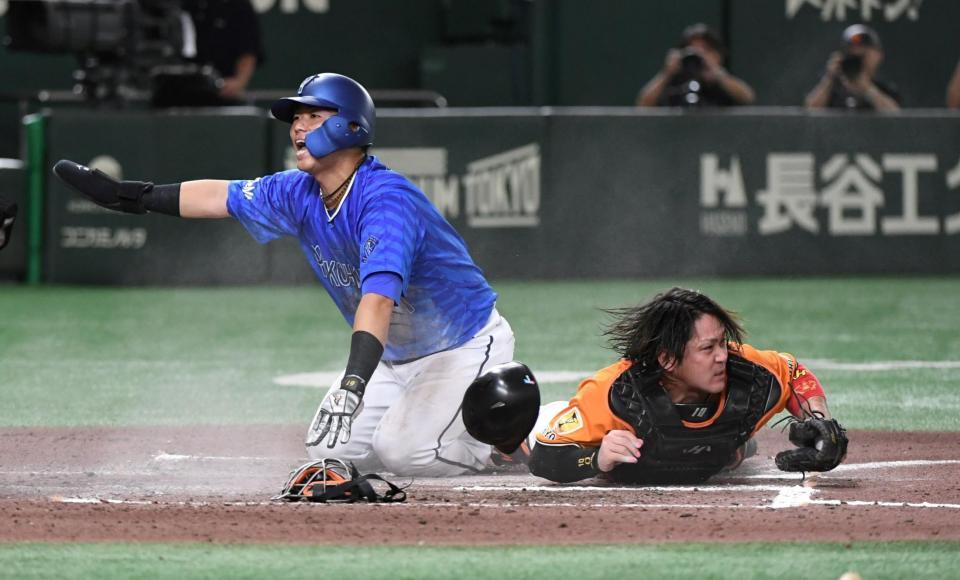 　６回、桑原の右越え二塁打で一走・蝦名が本塁を狙うがタッチアウト。捕手・甲斐＝２３日