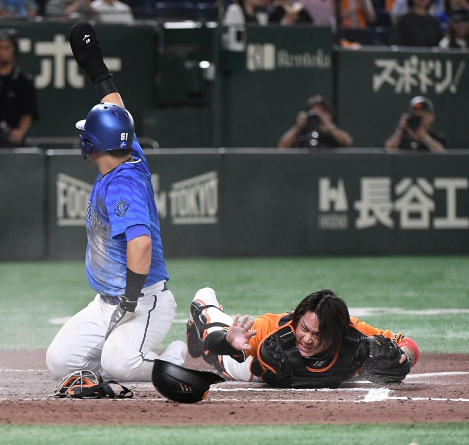 　６回、桑原の右越え二塁打で一走・蝦名が本塁を狙うがタッチアウト。捕手・甲斐＝２３日