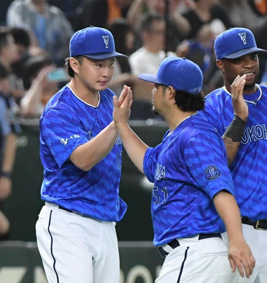 　２勝目を挙げ、宮崎（右）とタッチを交わす竹田（撮影・佐藤厚）