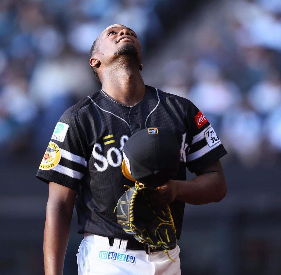 　８回を無失点に抑え、天を仰ぎながらベンチに下がるモイネロ（撮影・中島達哉）