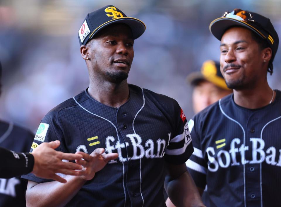 　６回を無失点に抑え、ベンチに下がるモイネロ（撮影・中島達哉）