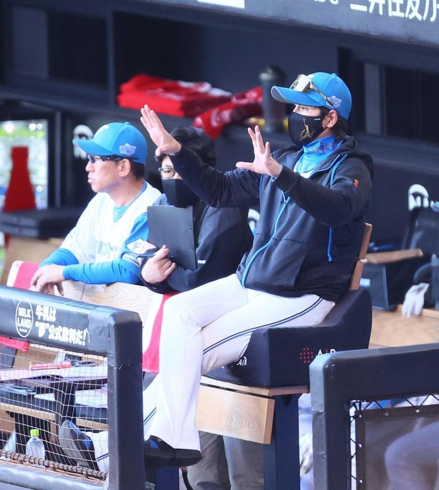 　１回、内野に指示を出す新庄監督（右）＝撮影・中島達哉