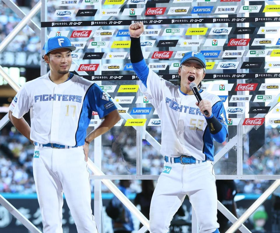 　お立ち台でガッツポーズする奈良間（左は伊藤）＝撮影・中島達哉